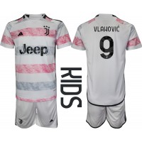 Dětský fotbalový dres Juventus Dusan Vlahovic #9 2023-24 Venkovní Krátký Rukáv (+ trenýrky)